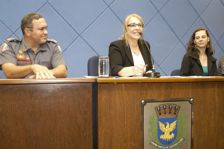 Solene homenageia bombeiros