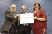 Saadi entrega Diploma de Mérito