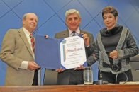 O astrônomo Nelson Travnik é homenageado pela Câmara