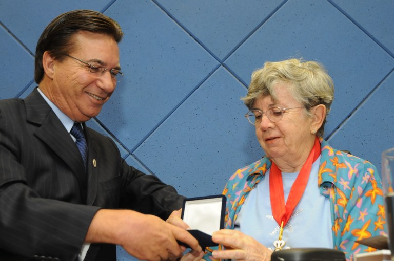 TERESA AGUIAR É HOMENAGEADA PELA CÂMARA