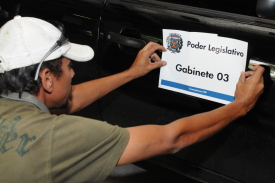 Carros da Câmara começam a ser adesivados