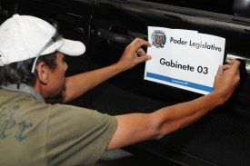 Carros da Câmara começam a ser adesivados