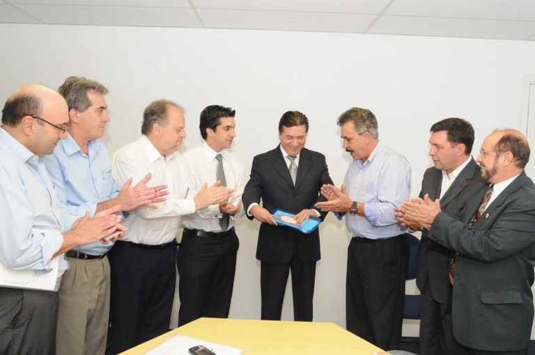Comissão entrega versão inicial do novo regimento