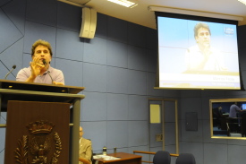 Marcos Frota aplaudido de pé 