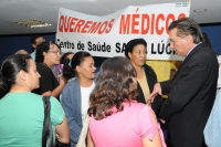 Moradores protestam contra a falta de médicos