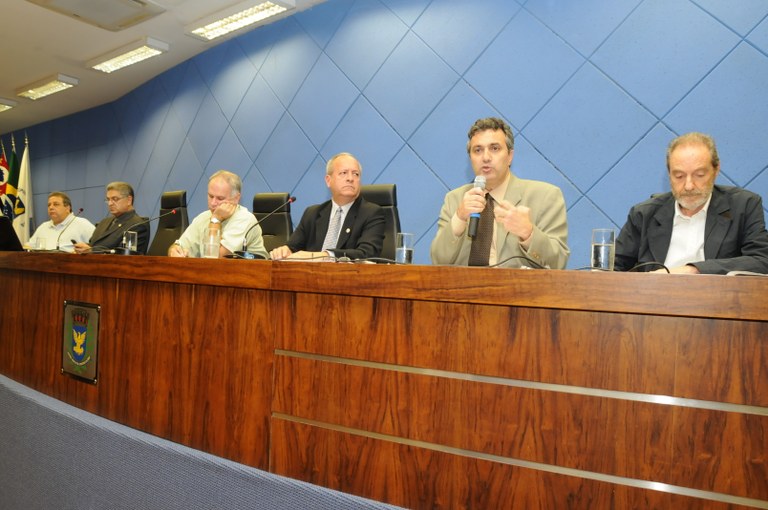Ônibus e VLP podem ser caminho para resolver problema do transporte de massa