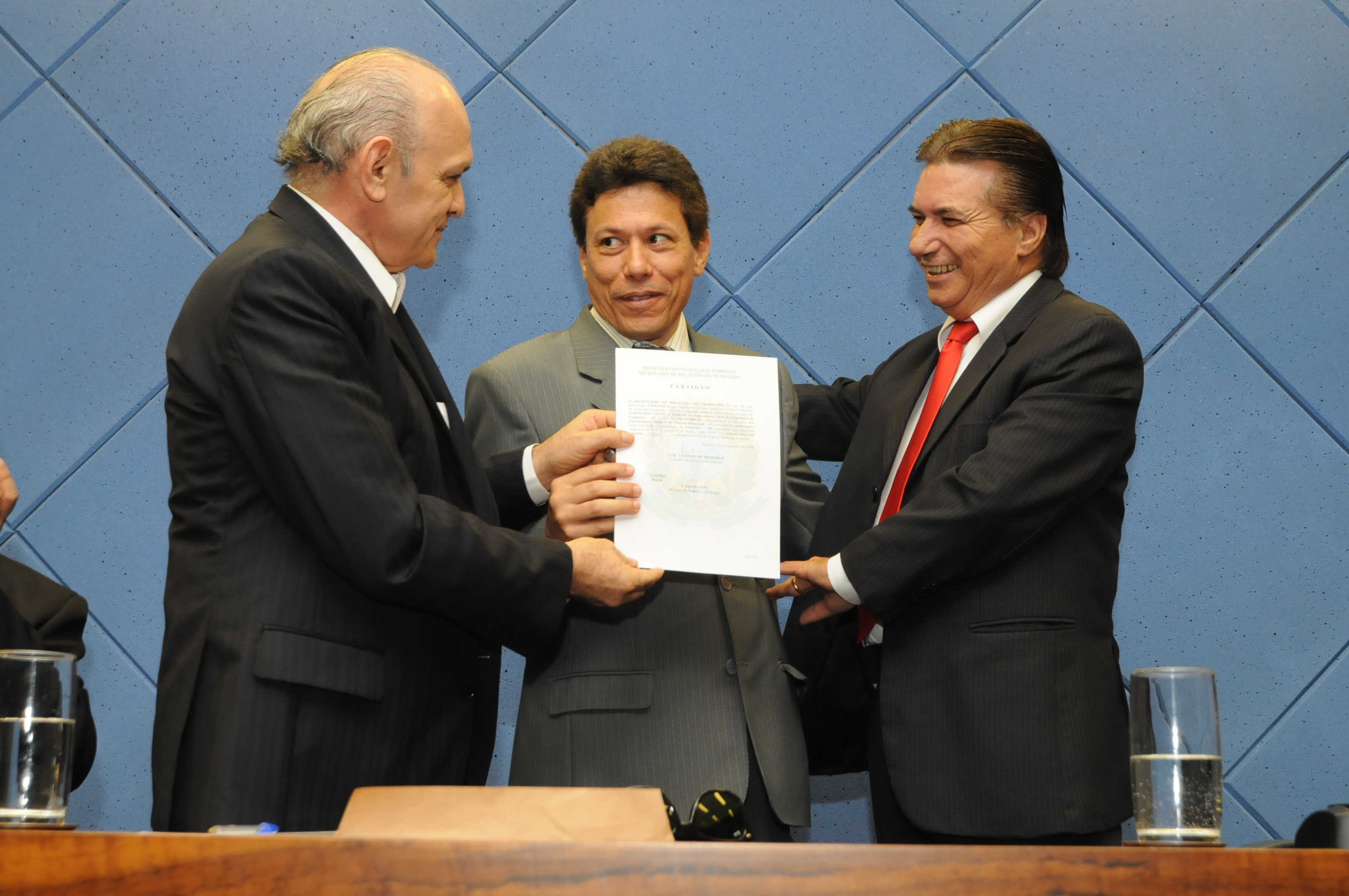 Sindicato dos Servidores recebe carta sindical