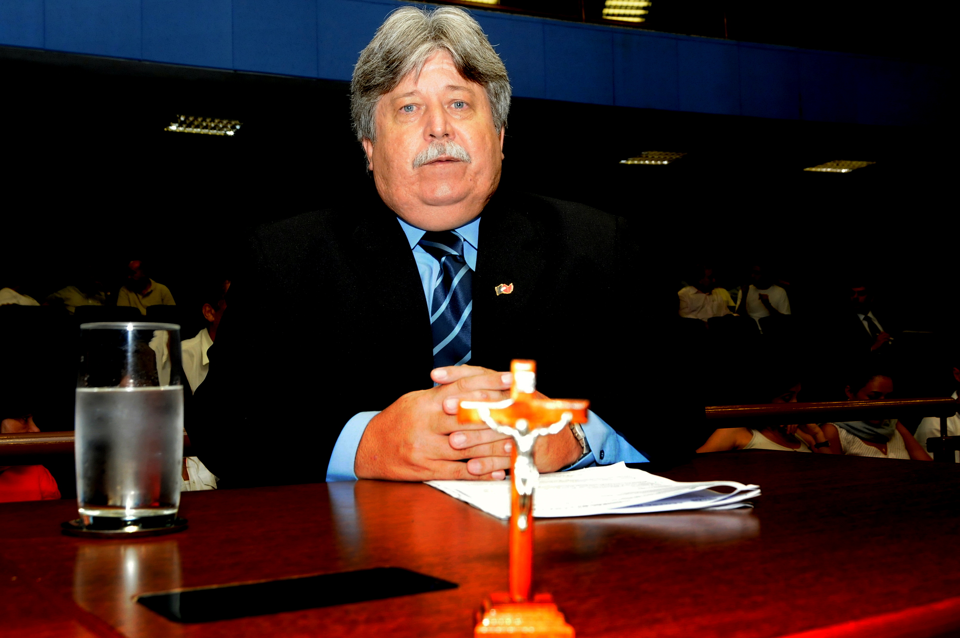 Vereador promete ir à Justiça pela colocação de crucifixo