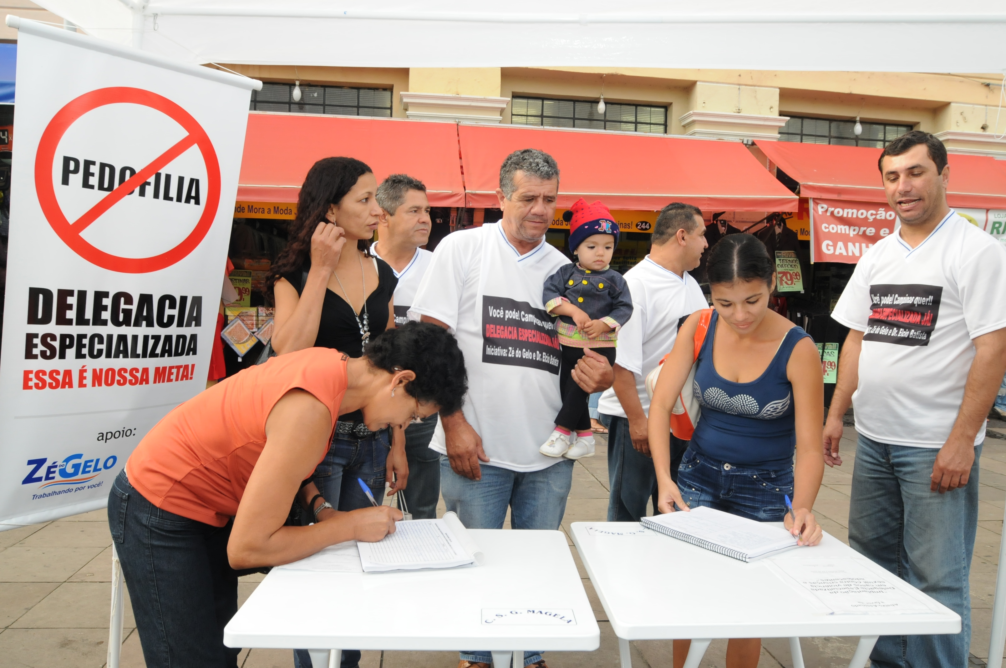 Vereadores vão às ruas coletar assinaturas para abaixo-assinado