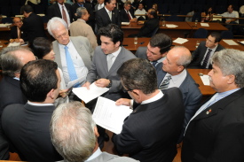 Aprovado projeto que obriga dono a recolher fezes de cães