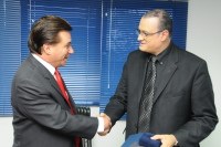 Maestro visita a Câmara e apresenta trabalho social dedicado a autistas 