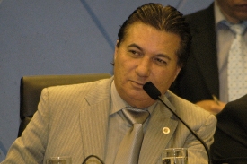 Mantido veto parcial ao projeto que permite que táxis e vans escolares circulem nos corredores de ônibus  
