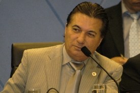 Mantido veto parcial ao projeto que permite que táxis e vans escolares circulem nos corredores de ônibus  