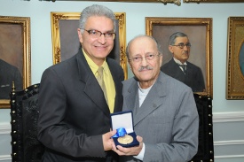 Monsenhor Valdemiro Caran recebe Medalha Arautos da Paz