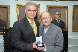 Monsenhor Valdemiro Caran recebe Medalha Arautos da Paz