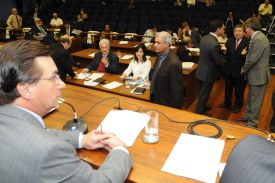 Vereadores voltam do recesso e votam 14 projetos nesta 2ª