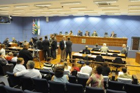 Prefeito decide vetar dois projetos para shoppings centers 