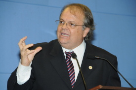 Biléo faz homenagem emocionada a Magalhães Teixeira