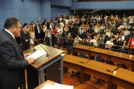 Com 29 votos, Câmara cassa prefeito Demétrio Vilagra