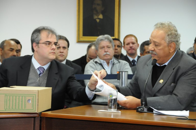 Aquino reitera denúncias; prefeito diz desconhecer irregularidades
