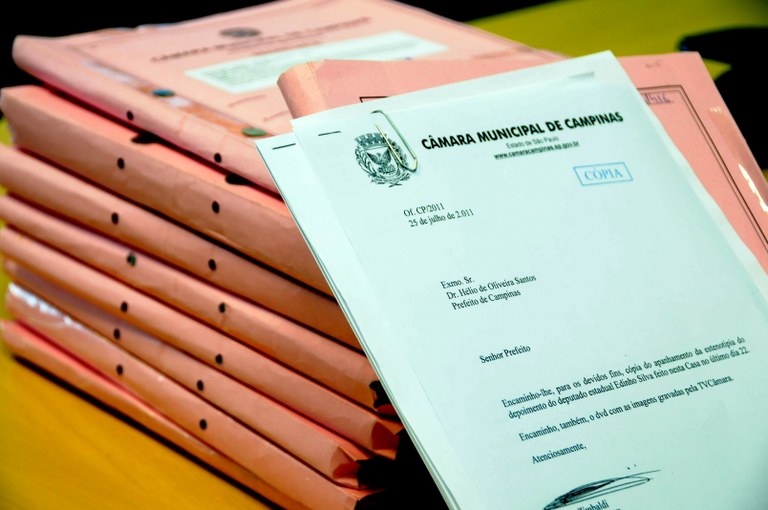 Comissão Processante entrega documentos para defesa do prefeito