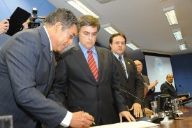 Demétrio toma posse na Câmara e promete restaurar ordem institucional
