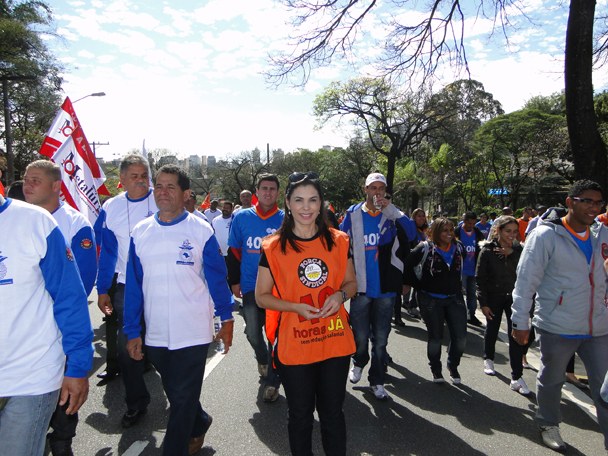 Leonice participa de manifestação pela redução de jornada