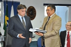Prefeito entrega Orçamento 2012 na Câmara