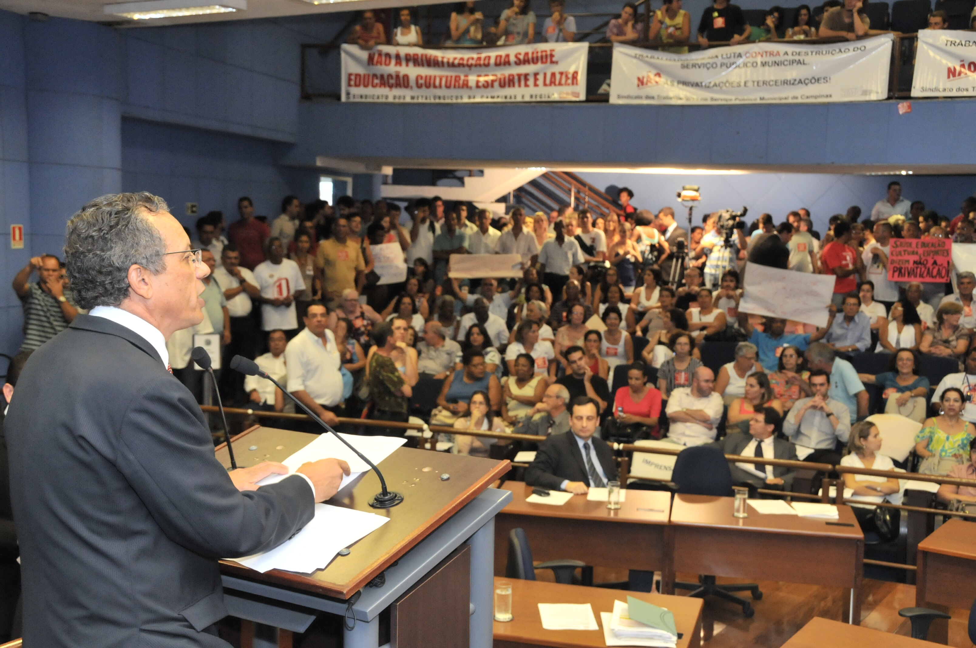 Vereador Sebá Torres questiona falta de vagas nas creches municipais