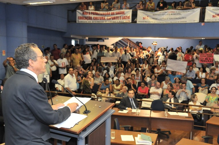 Vereador Sebá Torres questiona falta de vagas nas creches municipais
