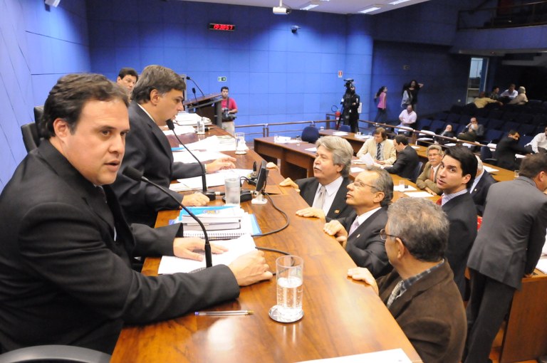 Sete projetos serão analisados na sessão desta 2ª feira (15/08)