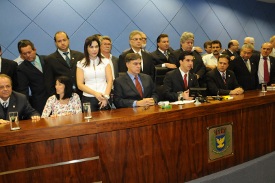 Thiago assume a Câmara e dá posse a Serafim no cargo de prefeito