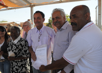Vereador Canário participa da entrega do termo que garante uso do lote no Pq Oziel