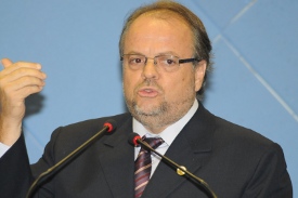 Câmara inaugura hoje a 'Tribuna Biléo Soares'