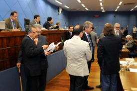 Projeto de ISS é retirado; contratação de médicos é aprovada
