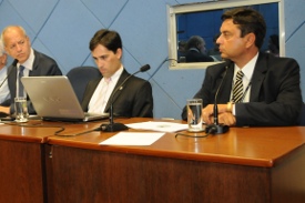 Secretário define prazo para encerrar crise dos remédios