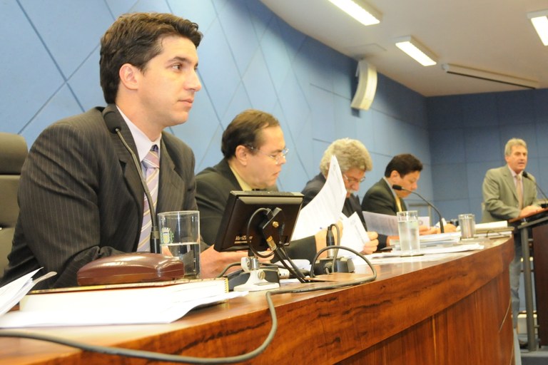 Thiago Ferrari apresenta projeto que reduz reajuste dos subsídios