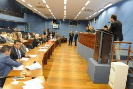Treze projetos estão na pauta desta segunda-feira
