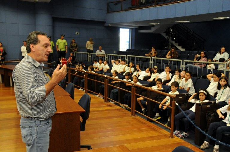 Alunos do Colégio Renovatus participam de atividade na Câmara