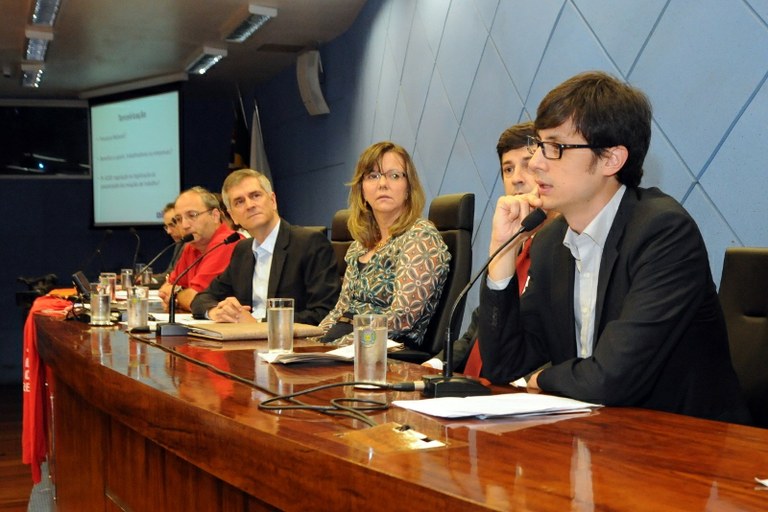 Ato contra terceirização reúne diversos sindicatos na Câmara