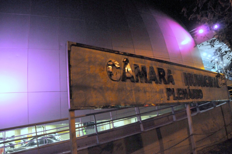 Câmara é iluminada com a cor do "Outubro Rosa"