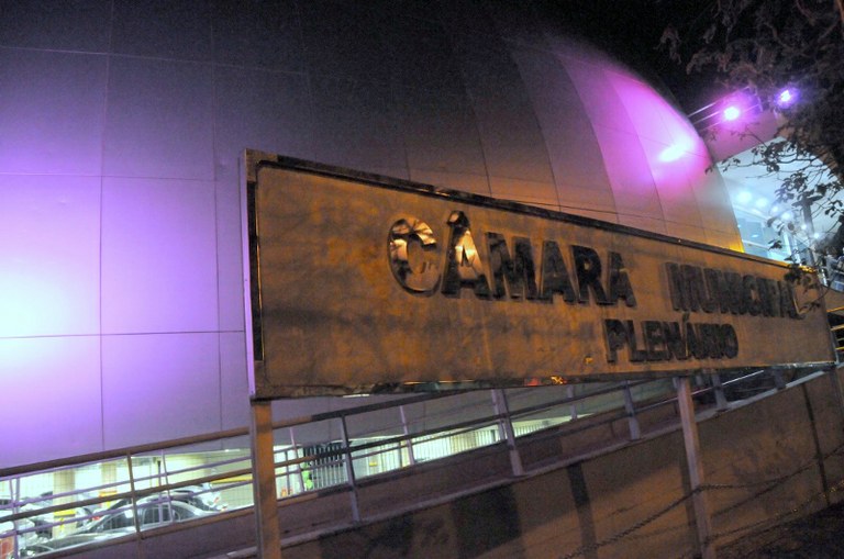 Câmara é iluminada com a cor do "Outubro Rosa"