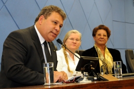 Escritora recebe Diploma de Mérito Literário