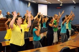 Jovens fazem intervenção em evento da Campanha da Fraternidade