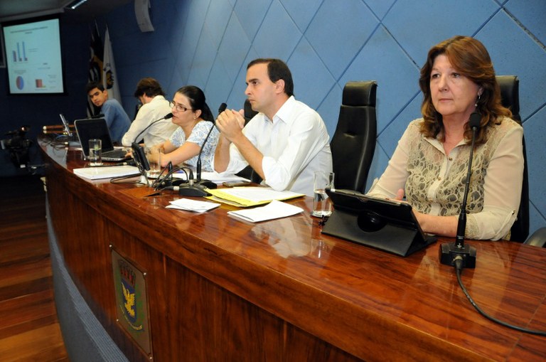 "Debate público: Secretária de Educação apoia aplicação da Lei do Piso do Magistério"