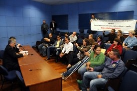 Moradores ameaçados de ter casas demolidas protestam na Câmara