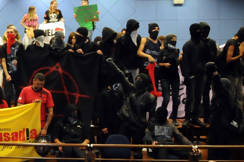 Projeto proíbe uso de máscaras em manifestações de rua em Campinas