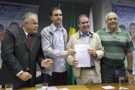 Vereador entrega a prefeito proposta de reformulação da legislação esportiva