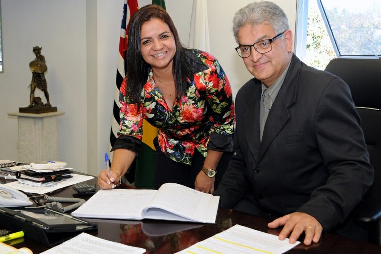 Aprovados em concurso tomam posse na Câmara