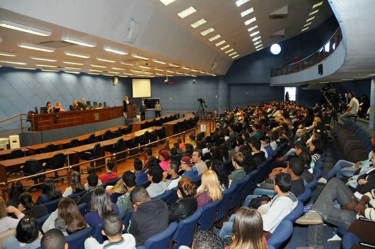 CIEE e Sebrae reúnem centenas de jovens aprendizes na Câmara